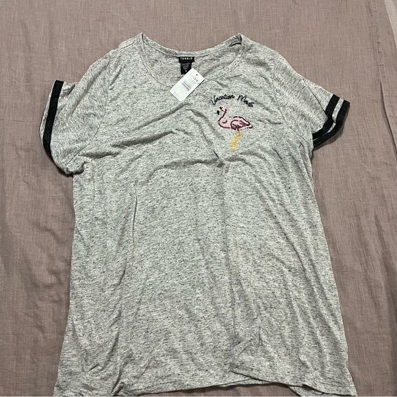 NWT Torrid Gray Tee Embroidery Pink Flamingo Sequin Design Vacation Plus Size 4 - Picture 2 of 7